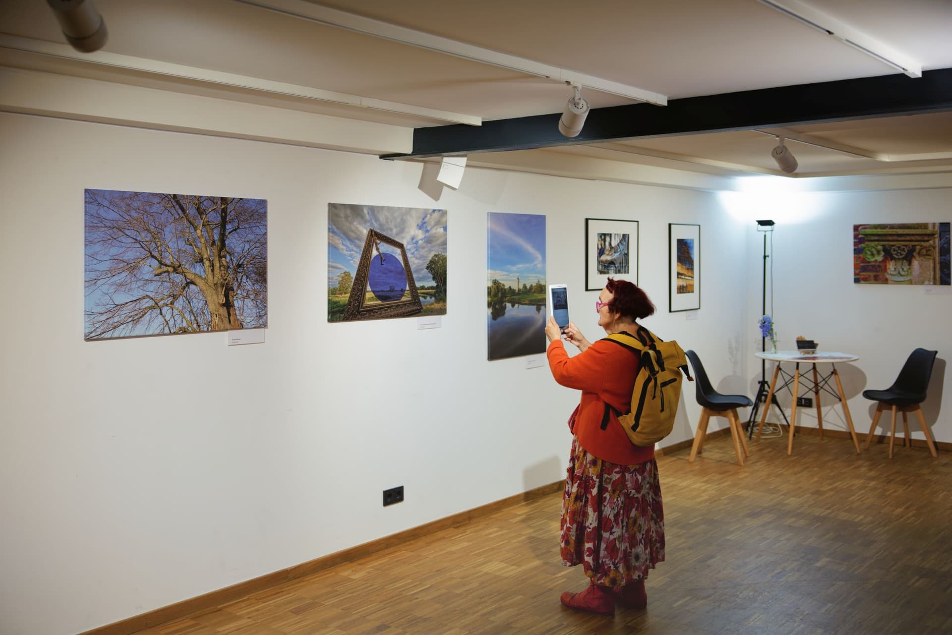 Kunstinteressierte in der Fotoausstellung von ebsota