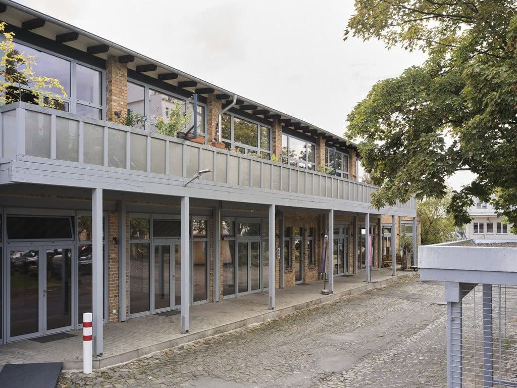 Modernes Bürogebäude mit Glasfassade und Balkon im MONOPOL Leipzig