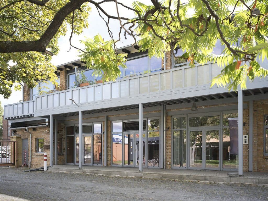 Modernes zweistöckiges Gebäude mit großen Glasfenstern
