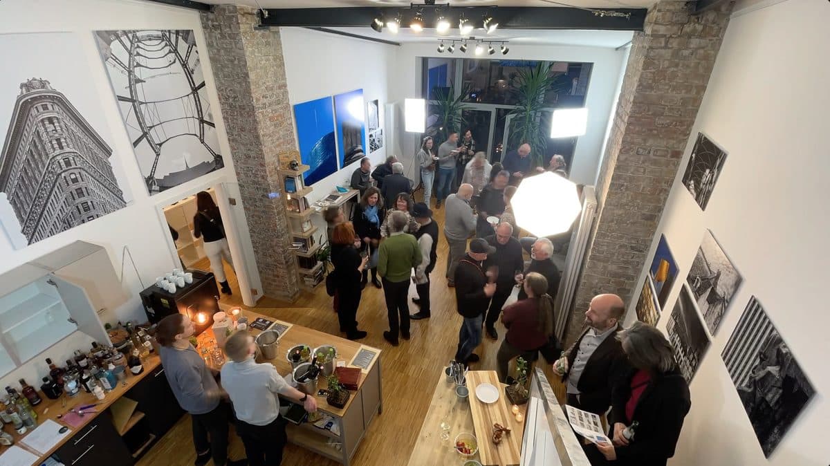 Vernissage mit Architekturfotografien von Torsten Strom – Blick von oben in die Bar & Gallery