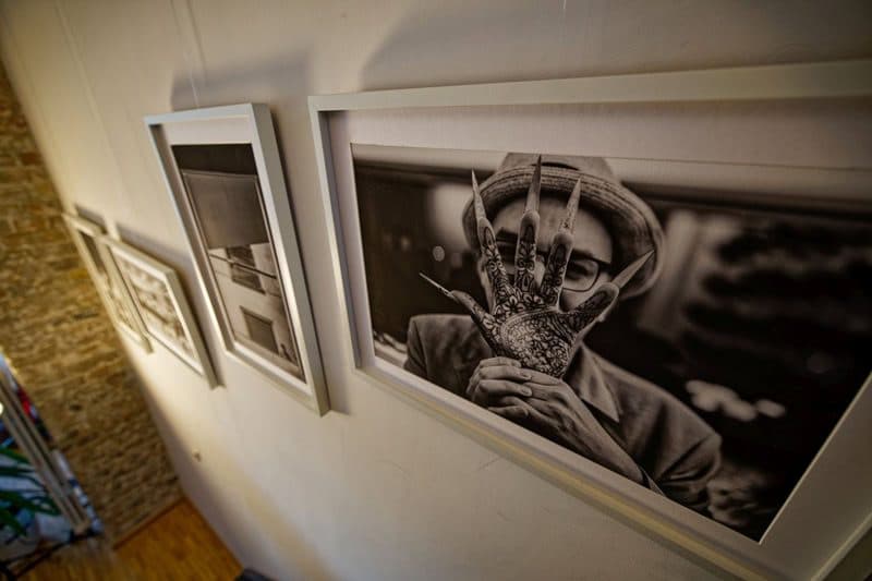 Gerahmte Schwarz-Weiß-Fotografien von Torsten Strom an der Galeriewand