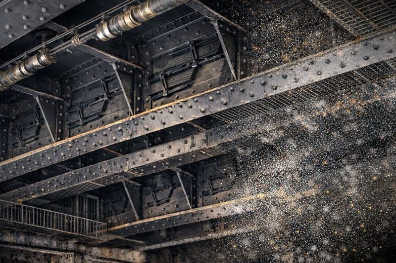 Stahlkonstruktion einer Brücke, die rechts in eine digitale Punktwolke übergeht
