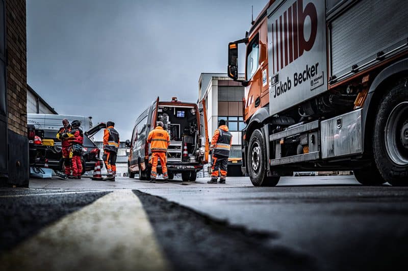 Kanalarbeiter mit Einsatzfahrzeugen