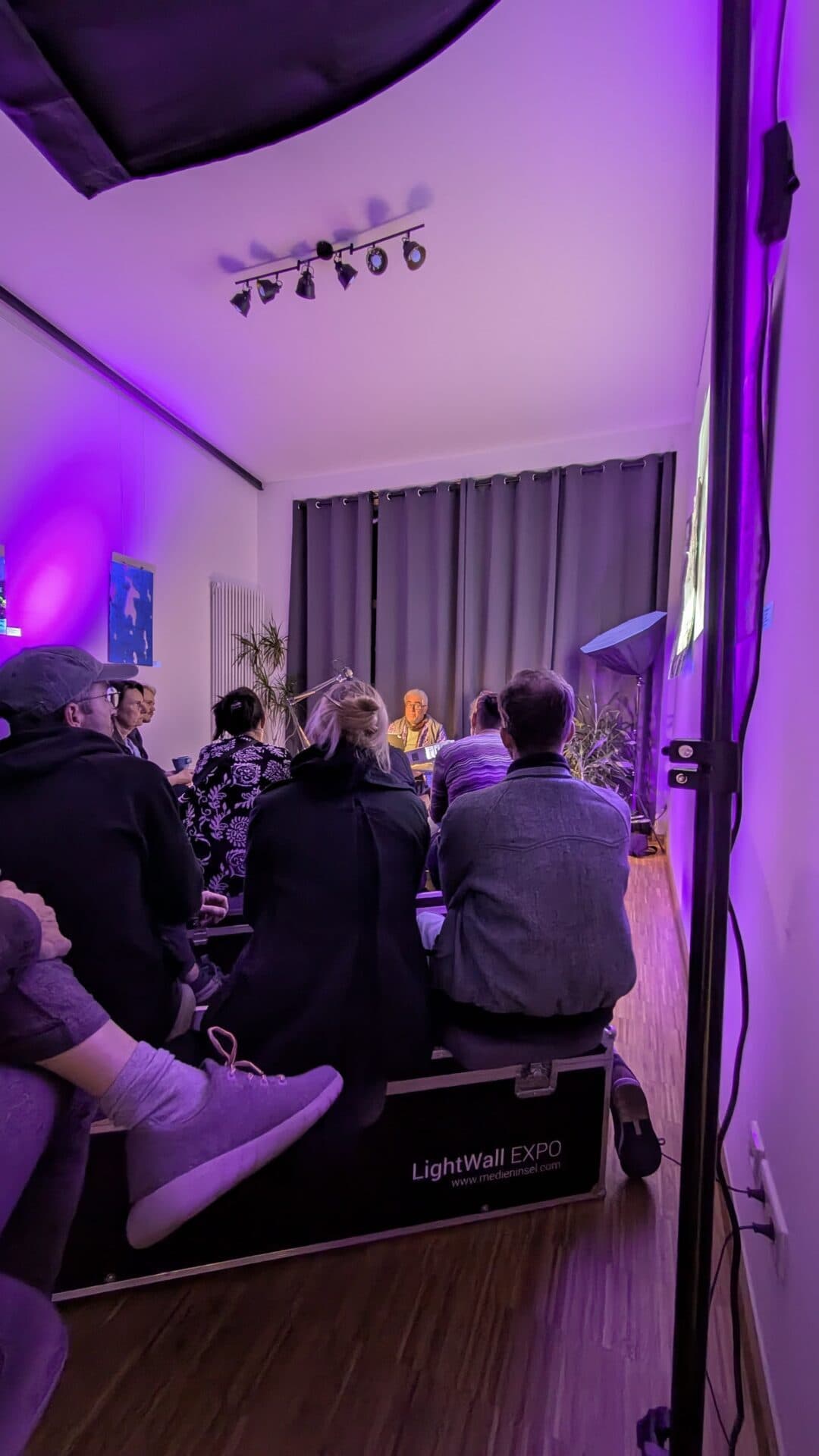 Lesung in der Bar & Gallery: Publikum im violetten Licht
